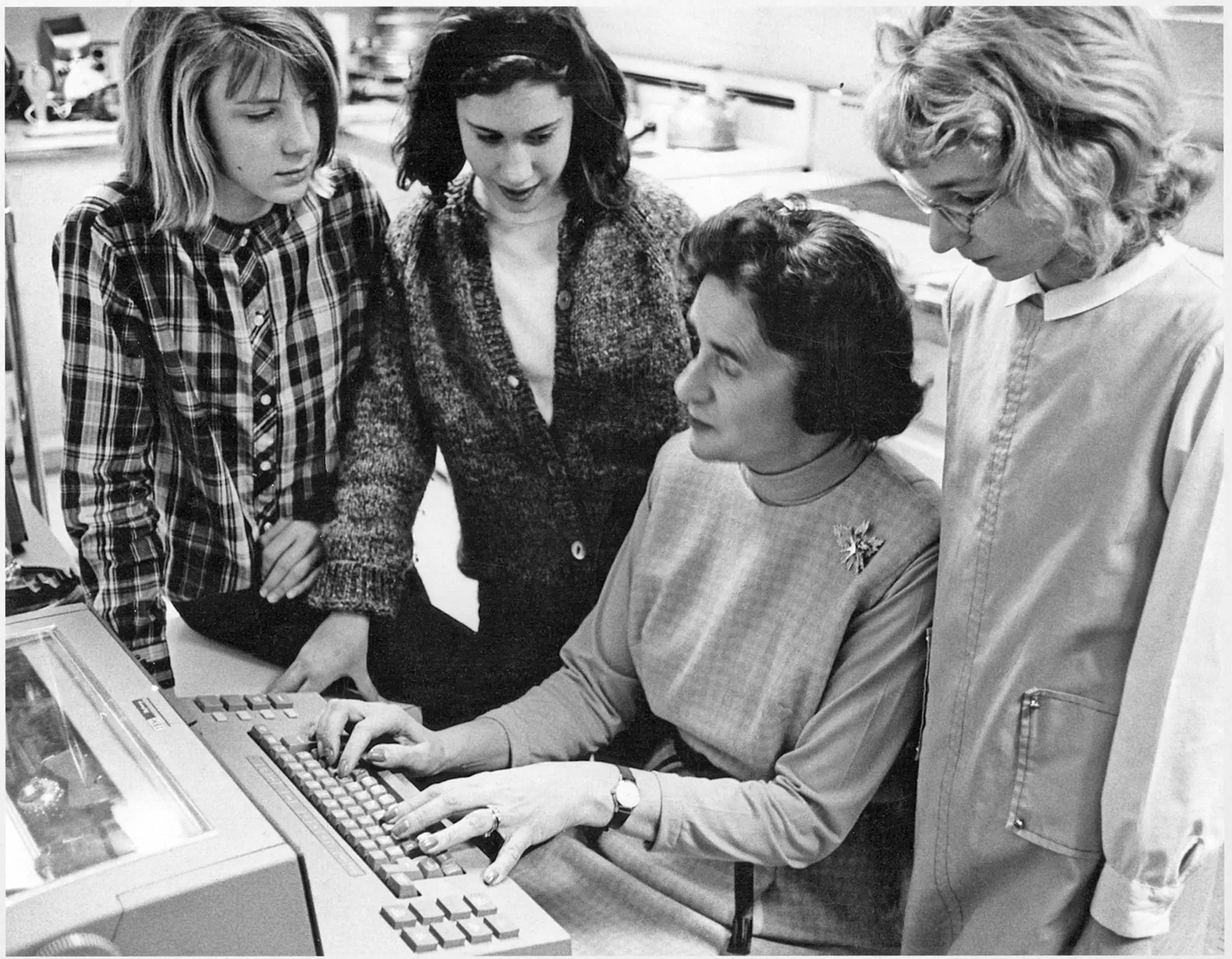 Mabel Addis at the keyboard with students, 1964